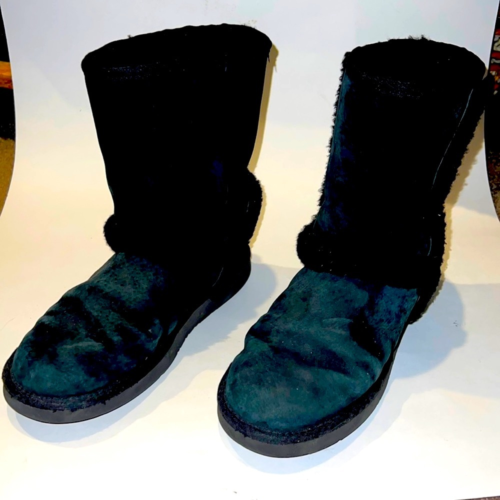 UGG Classic  Black Boots Size 8 Suede Shearling Lined Cozy Winter